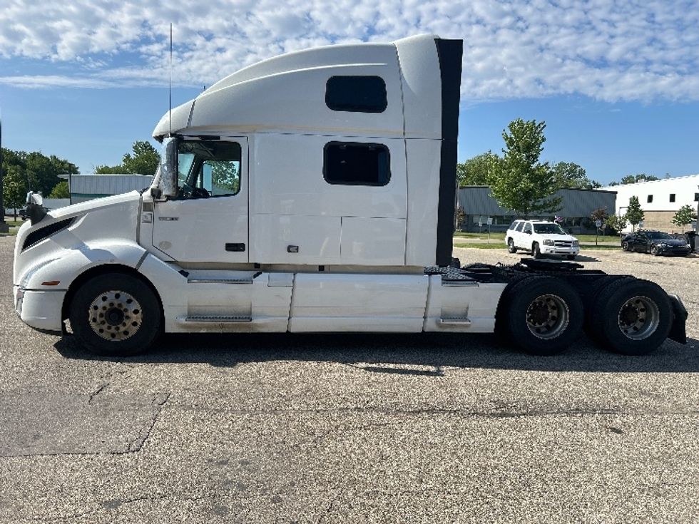 Sleeper Tractor-Heavy Duty Tractors-Volvo-2023-VNL64860-Holland-MI-657,805\n\t\tmiles-$ 70,250 - Image 4