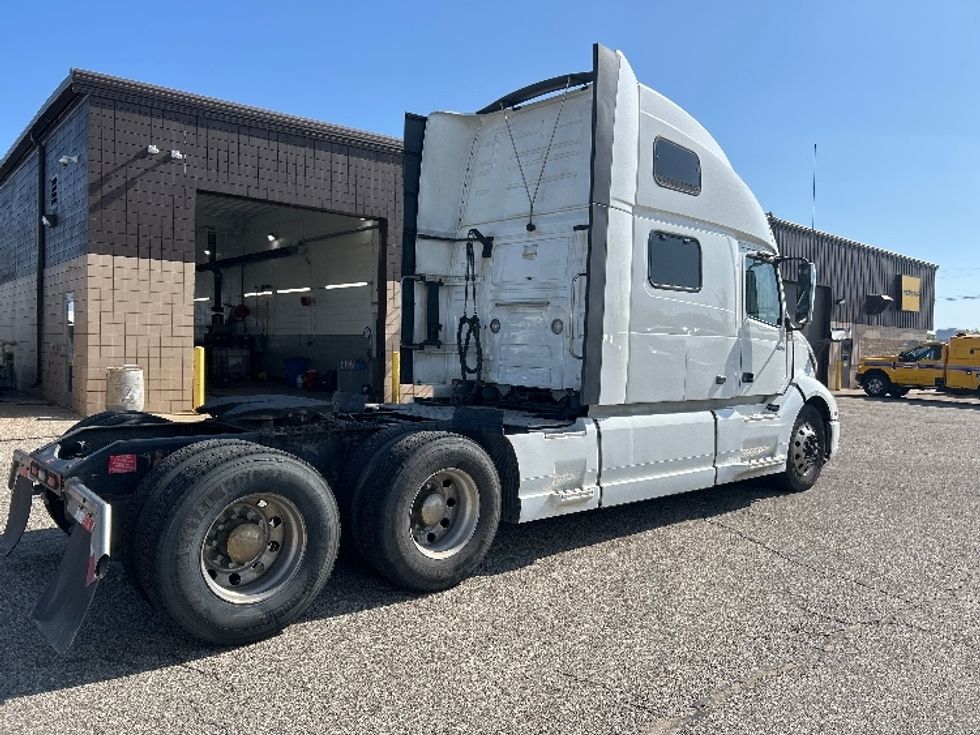 Sleeper Tractor-Heavy Duty Tractors-Volvo-2023-VNL64860-Holland-MI-657,805\n\t\tmiles-$ 70,250 - Image 7