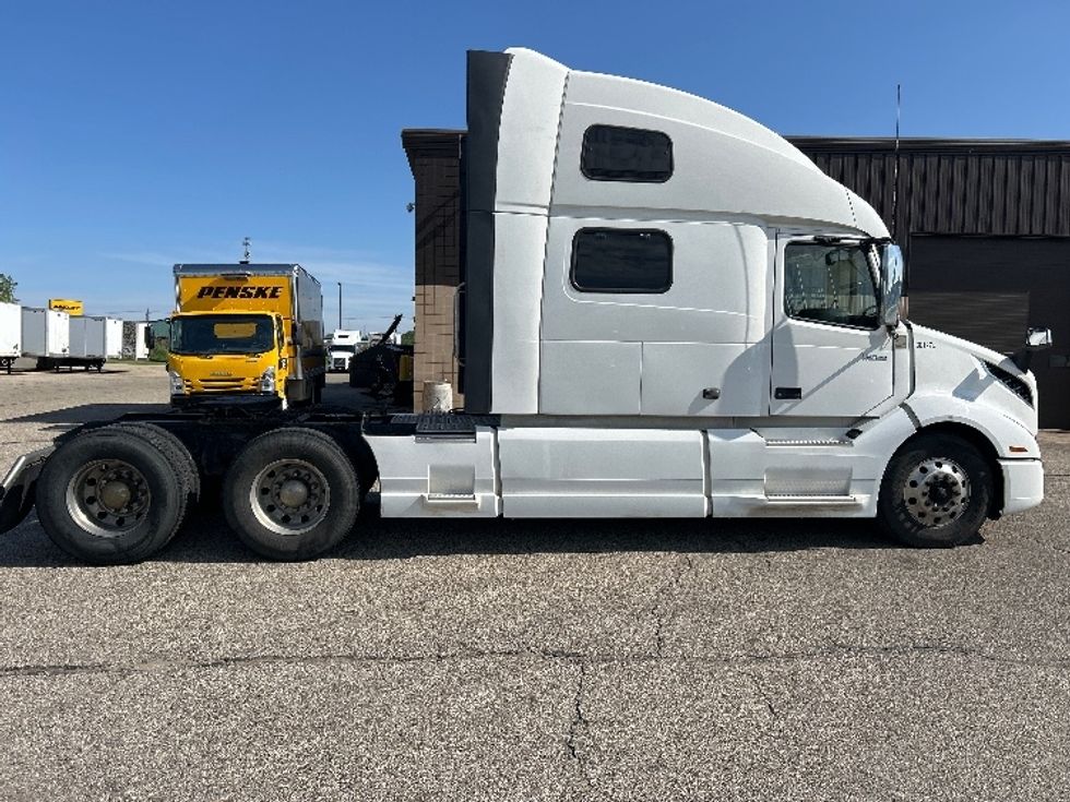 Sleeper Tractor-Heavy Duty Tractors-Volvo-2023-VNL64860-Holland-MI-657,805\n\t\tmiles-$ 70,250 - Image 8