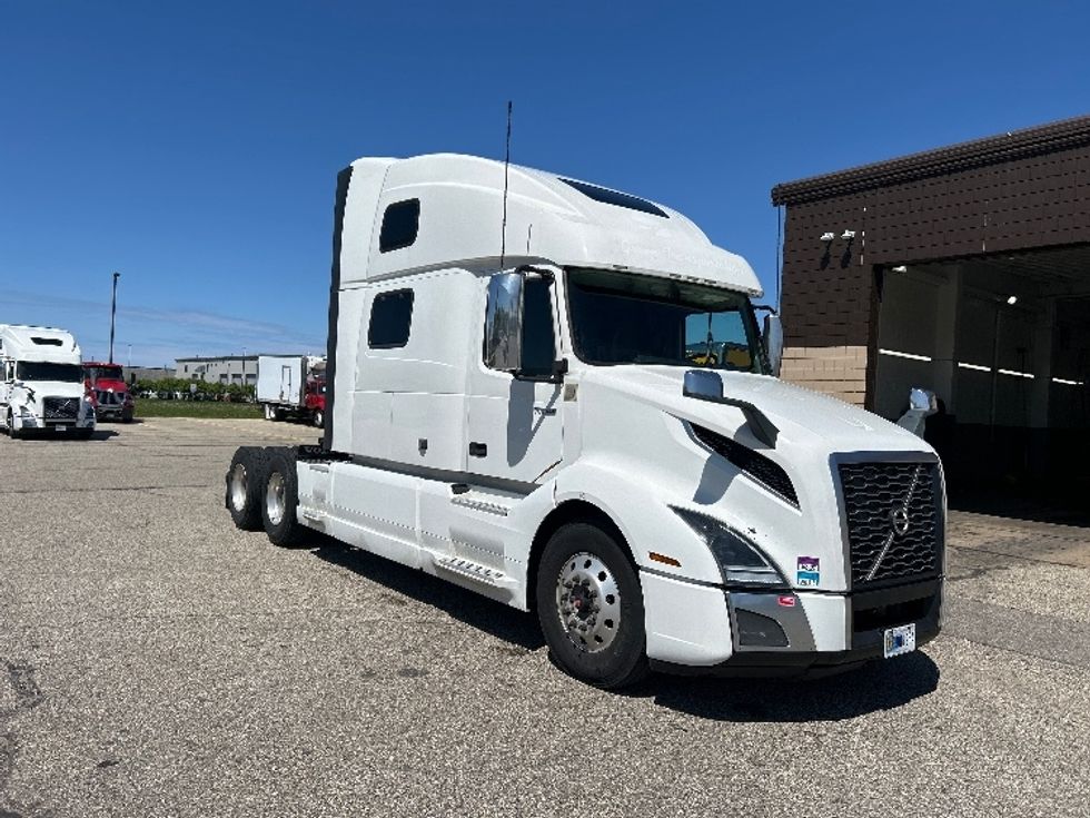Sleeper Tractor-Heavy Duty Tractors-Volvo-2023-VNL64860-Lansing-MI-689,596\n\t\tmiles-$ 66,000 - Image 1