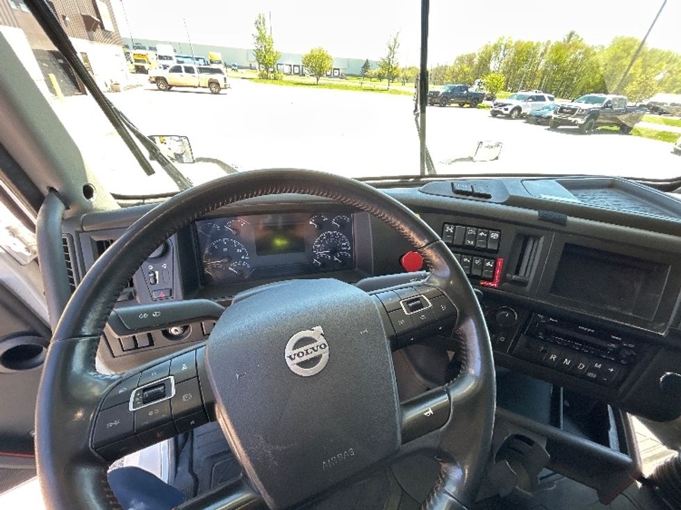 Sleeper Tractor-Heavy Duty Tractors-Volvo-2023-VNL64860-Lansing-MI-689,596\n\t\tmiles-$ 66,000 - Image 11