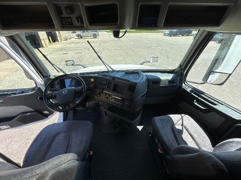 Sleeper Tractor-Heavy Duty Tractors-Volvo-2023-VNL64860-Lansing-MI-689,596\n\t\tmiles-$ 66,000 - Image 12
