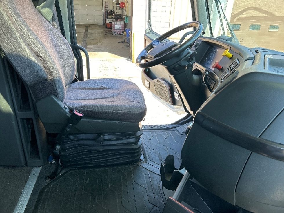 Sleeper Tractor-Heavy Duty Tractors-Volvo-2023-VNL64860-Lansing-MI-689,596\n\t\tmiles-$ 66,000 - Image 15