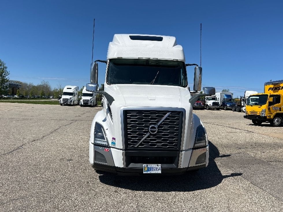 Sleeper Tractor-Heavy Duty Tractors-Volvo-2023-VNL64860-Lansing-MI-689,596\n\t\tmiles-$ 66,000 - Image 2
