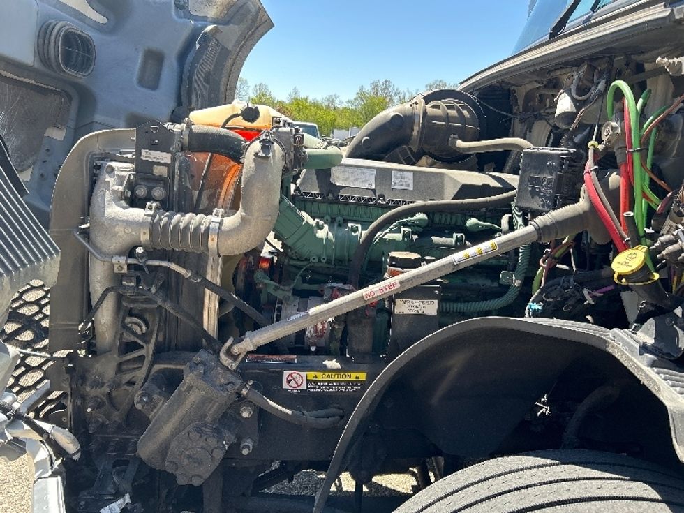 Sleeper Tractor-Heavy Duty Tractors-Volvo-2023-VNL64860-Lansing-MI-689,596\n\t\tmiles-$ 66,000 - Image 21