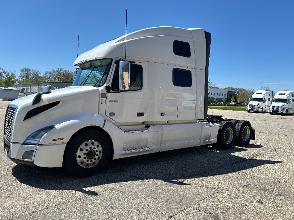 Sleeper Tractor-Heavy Duty Tractors-Volvo-2023-VNL64860-Lansing-MI-689,596\n\t\tmiles-$ 66,000 - Image 3