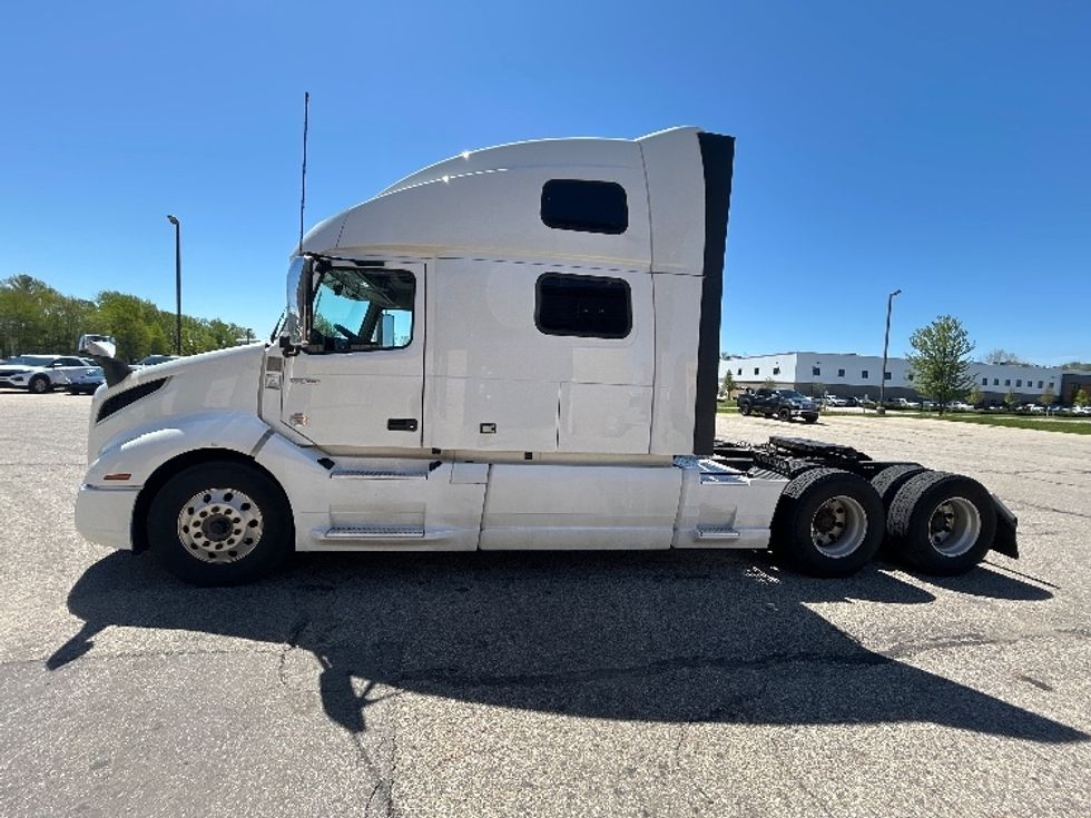 Sleeper Tractor-Heavy Duty Tractors-Volvo-2023-VNL64860-Lansing-MI-689,596\n\t\tmiles-$ 66,000 - Image 4