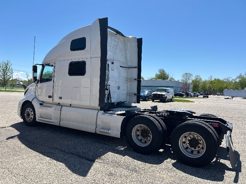Sleeper Tractor-Heavy Duty Tractors-Volvo-2023-VNL64860-Lansing-MI-689,596\n\t\tmiles-$ 66,000 - Image 5
