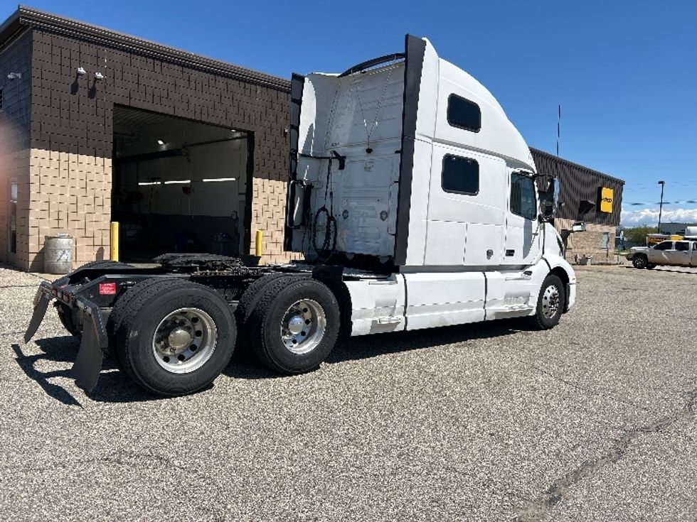 Sleeper Tractor-Heavy Duty Tractors-Volvo-2023-VNL64860-Lansing-MI-689,596\n\t\tmiles-$ 66,000 - Image 7