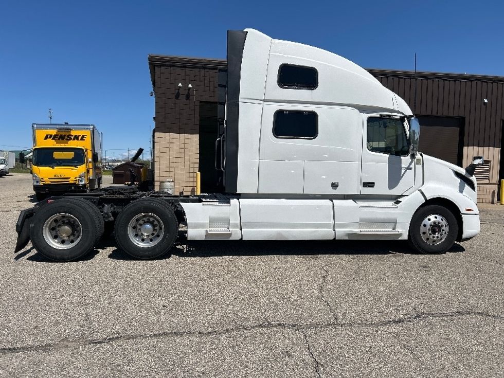 Sleeper Tractor-Heavy Duty Tractors-Volvo-2023-VNL64860-Lansing-MI-689,596\n\t\tmiles-$ 66,000 - Image 8