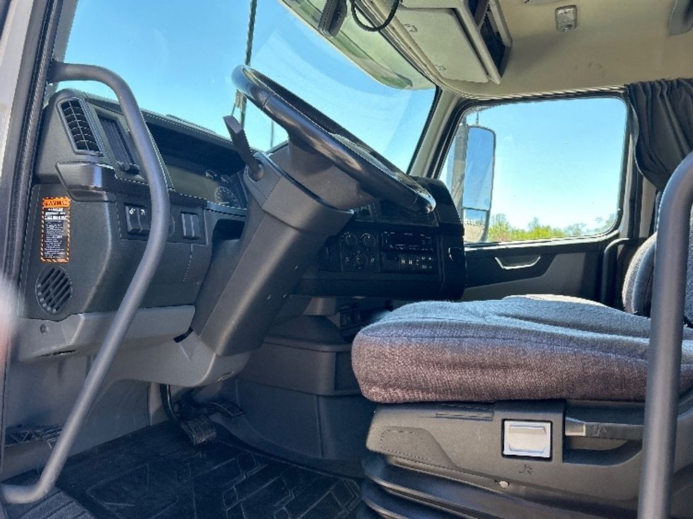 Sleeper Tractor-Heavy Duty Tractors-Volvo-2023-VNL64860-Lansing-MI-689,596\n\t\tmiles-$ 66,000 - Image 9