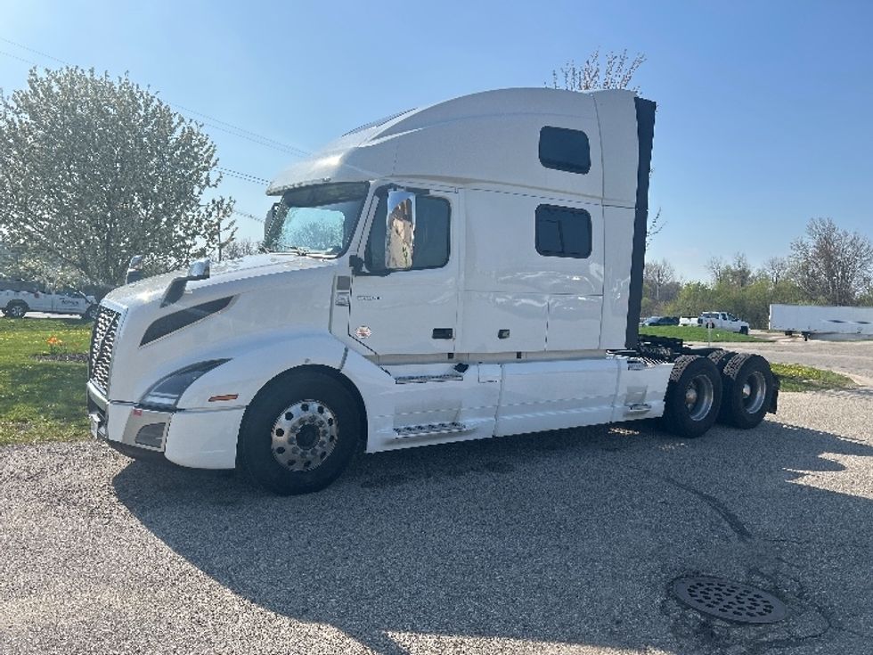 Sleeper Tractor-Heavy Duty Tractors-Volvo-2023-VNL64860-Lansing-MI-689,885\n\t\tmiles-$ 66,000 - Image 1