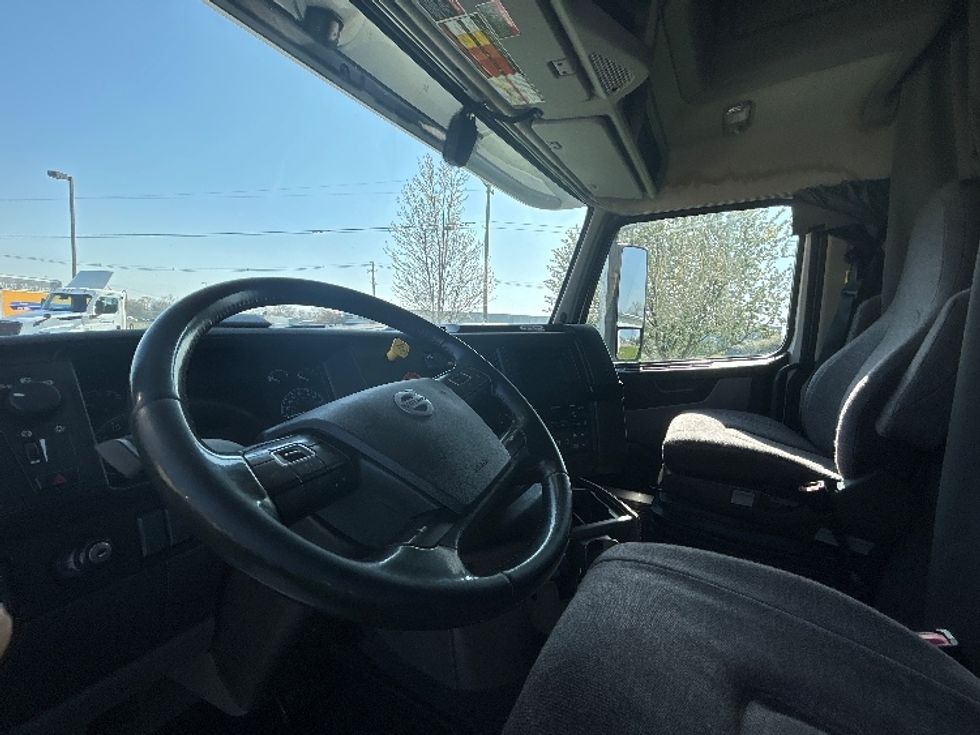 Sleeper Tractor-Heavy Duty Tractors-Volvo-2023-VNL64860-Lansing-MI-689,885\n\t\tmiles-$ 66,000 - Image 10