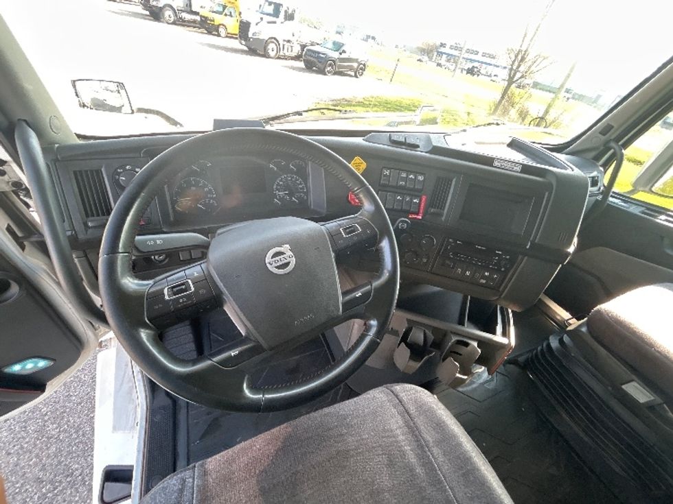Sleeper Tractor-Heavy Duty Tractors-Volvo-2023-VNL64860-Lansing-MI-689,885\n\t\tmiles-$ 66,000 - Image 11
