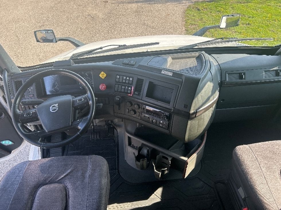 Sleeper Tractor-Heavy Duty Tractors-Volvo-2023-VNL64860-Lansing-MI-689,885\n\t\tmiles-$ 66,000 - Image 12