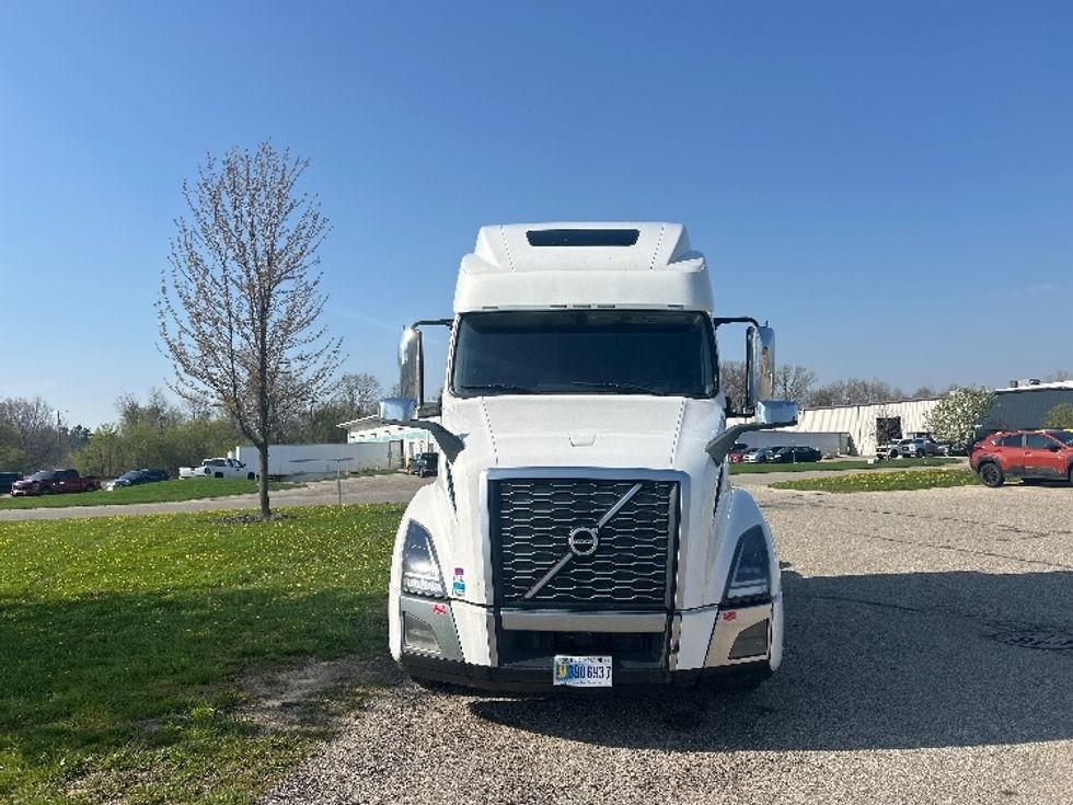 Sleeper Tractor-Heavy Duty Tractors-Volvo-2023-VNL64860-Lansing-MI-689,885\n\t\tmiles-$ 66,000 - Image 2