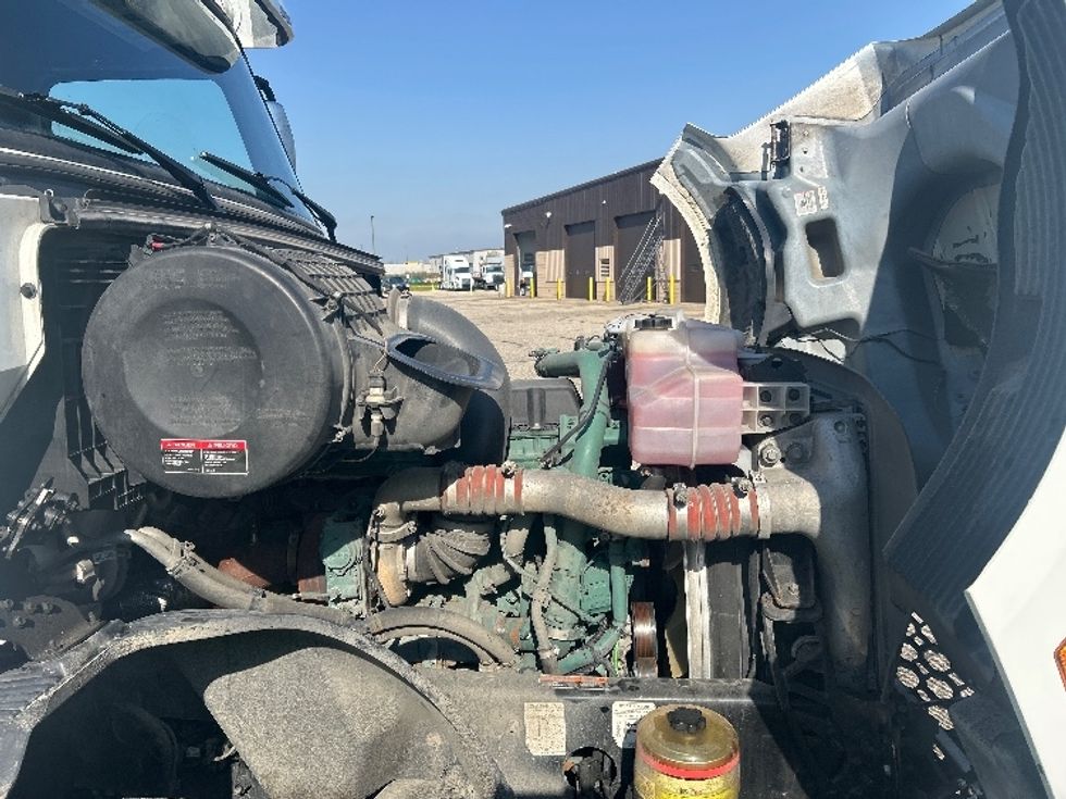 Sleeper Tractor-Heavy Duty Tractors-Volvo-2023-VNL64860-Lansing-MI-689,885\n\t\tmiles-$ 66,000 - Image 20