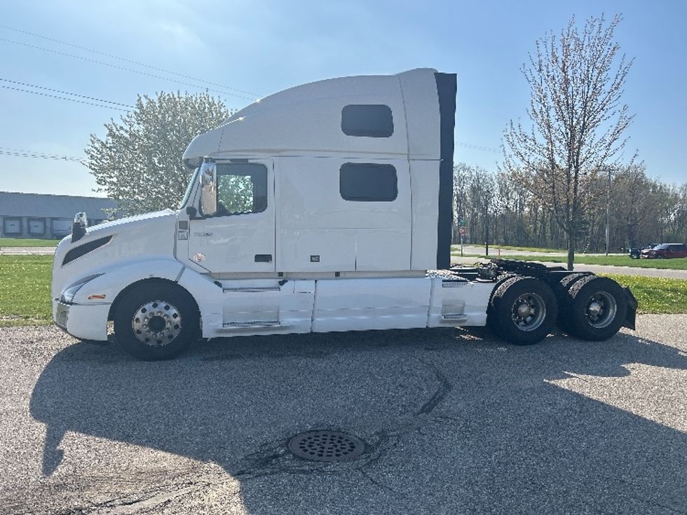 Sleeper Tractor-Heavy Duty Tractors-Volvo-2023-VNL64860-Lansing-MI-689,885\n\t\tmiles-$ 66,000 - Image 4