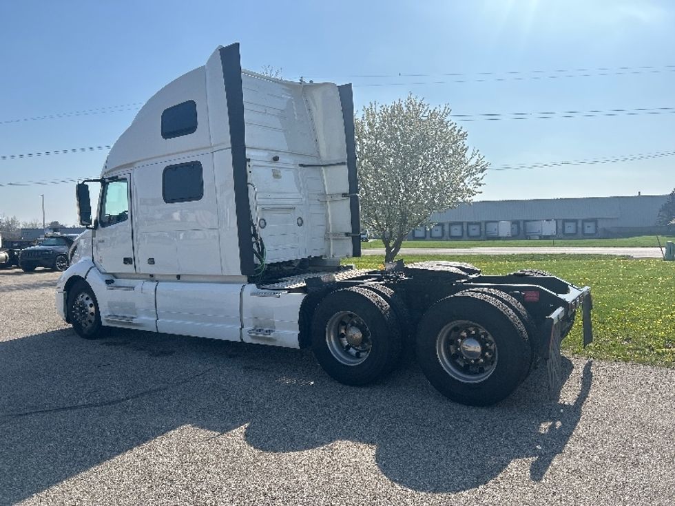 Sleeper Tractor-Heavy Duty Tractors-Volvo-2023-VNL64860-Lansing-MI-689,885\n\t\tmiles-$ 66,000 - Image 5