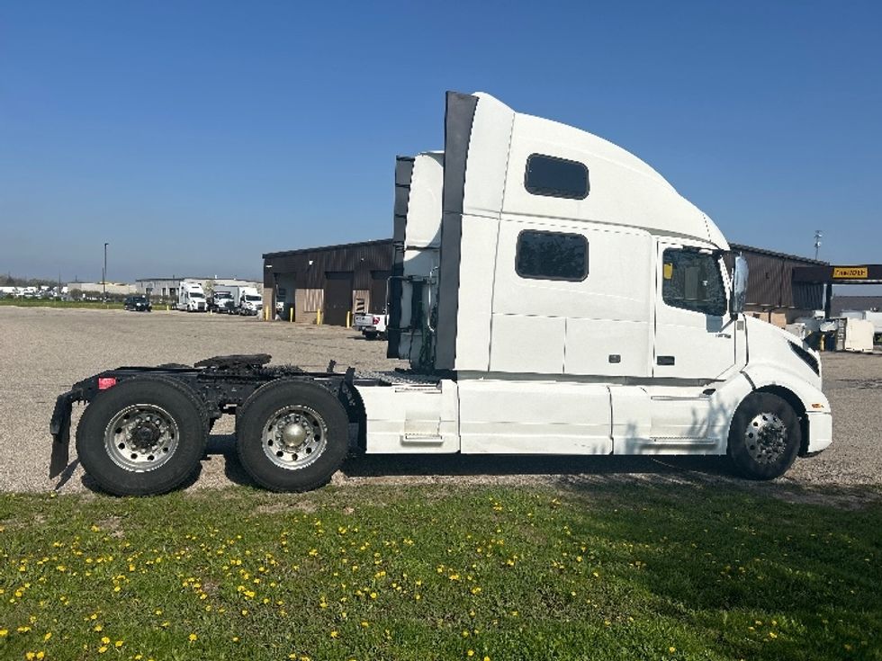Sleeper Tractor-Heavy Duty Tractors-Volvo-2023-VNL64860-Lansing-MI-689,885\n\t\tmiles-$ 66,000 - Image 8
