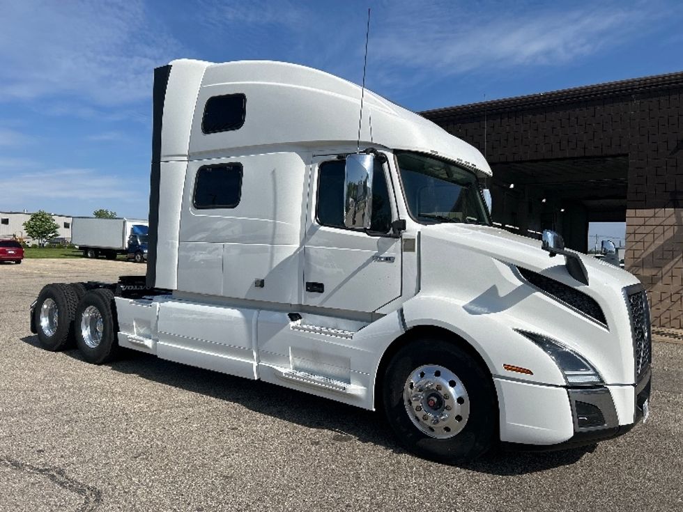 Sleeper Tractor-Heavy Duty Tractors-Volvo-2023-VNL64860-Lansing-MI-699,483\n\t\tmiles-$ 66,000 - Image 1