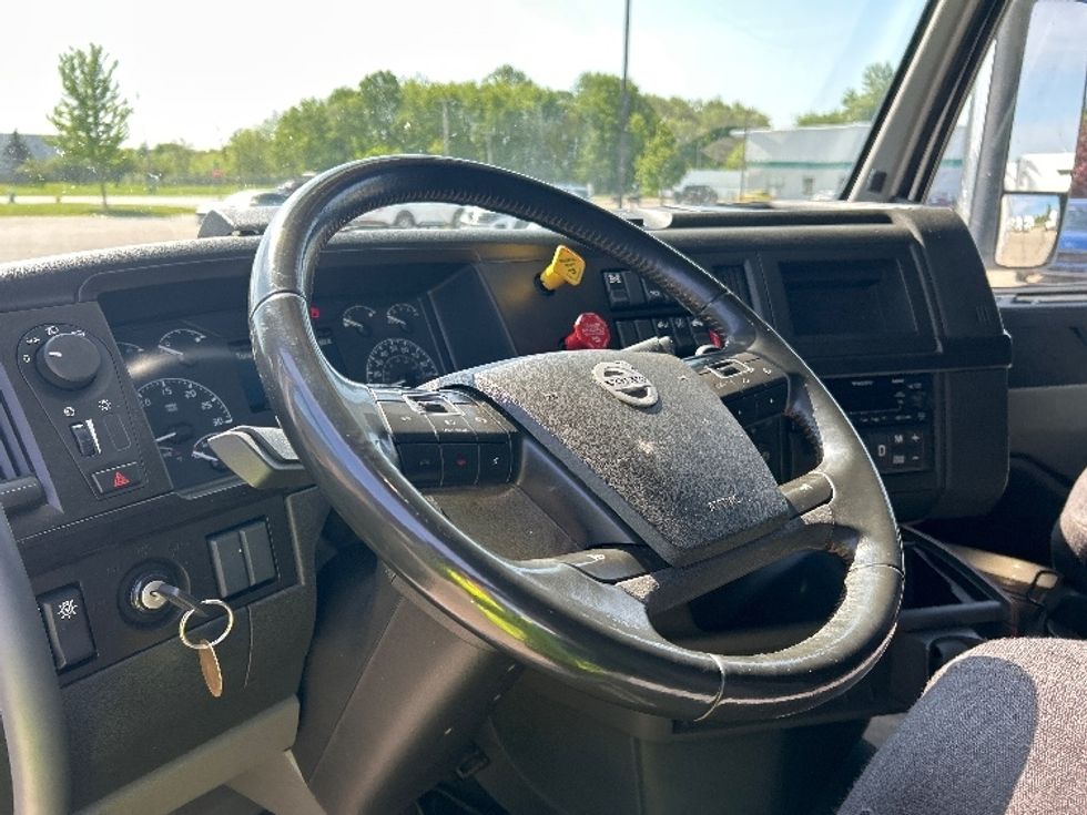 Sleeper Tractor-Heavy Duty Tractors-Volvo-2023-VNL64860-Lansing-MI-699,483\n\t\tmiles-$ 66,000 - Image 10
