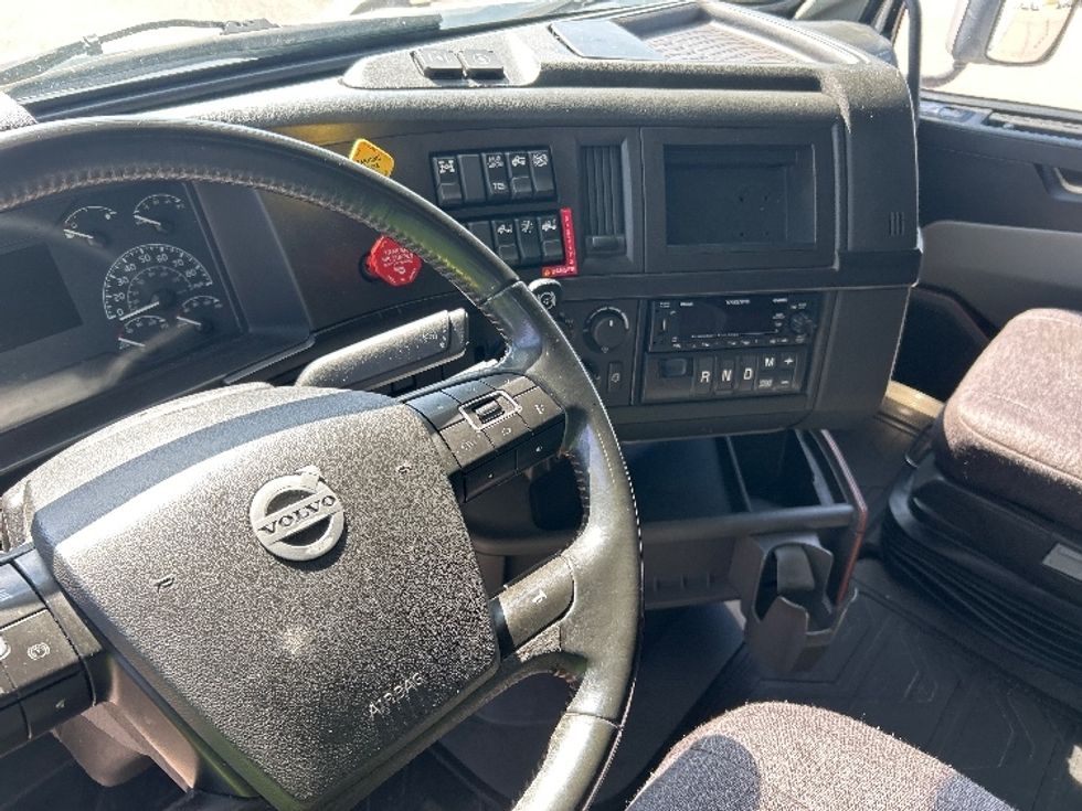 Sleeper Tractor-Heavy Duty Tractors-Volvo-2023-VNL64860-Lansing-MI-699,483\n\t\tmiles-$ 66,000 - Image 11