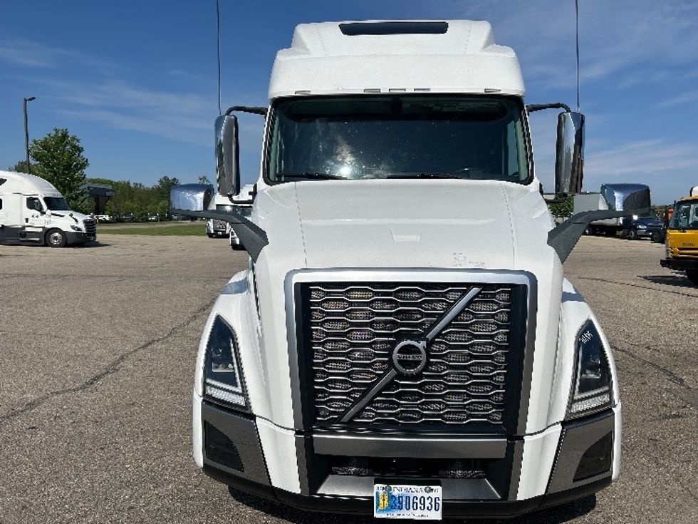 Sleeper Tractor-Heavy Duty Tractors-Volvo-2023-VNL64860-Lansing-MI-699,483\n\t\tmiles-$ 66,000 - Image 2