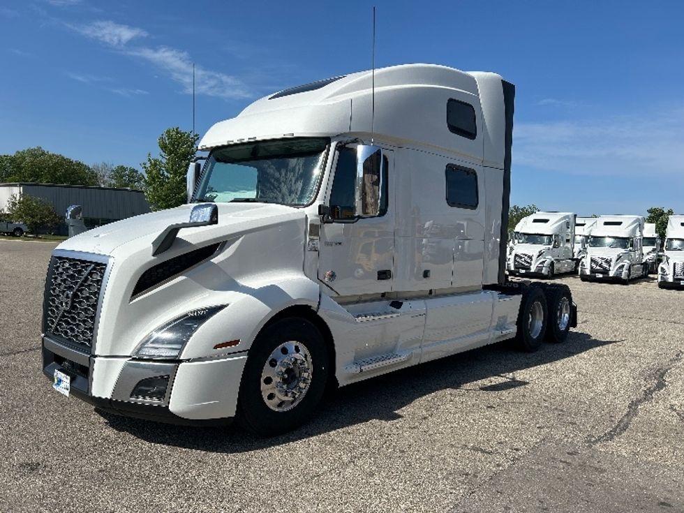 Sleeper Tractor-Heavy Duty Tractors-Volvo-2023-VNL64860-Lansing-MI-699,483\n\t\tmiles-$ 66,000 - Image 3