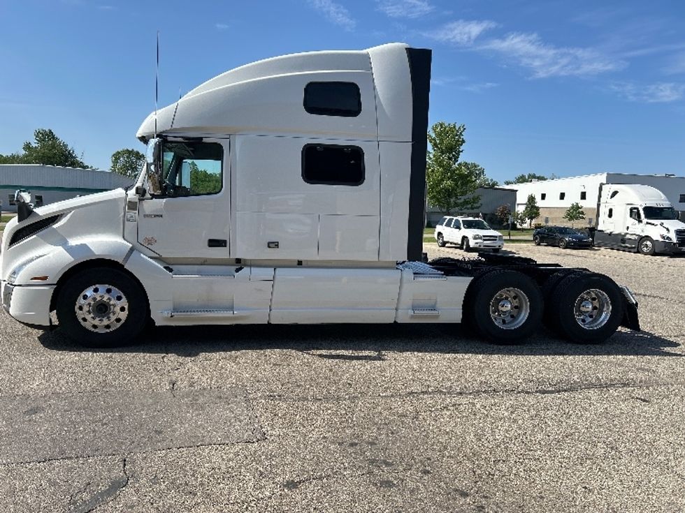 Sleeper Tractor-Heavy Duty Tractors-Volvo-2023-VNL64860-Lansing-MI-699,483\n\t\tmiles-$ 66,000 - Image 4