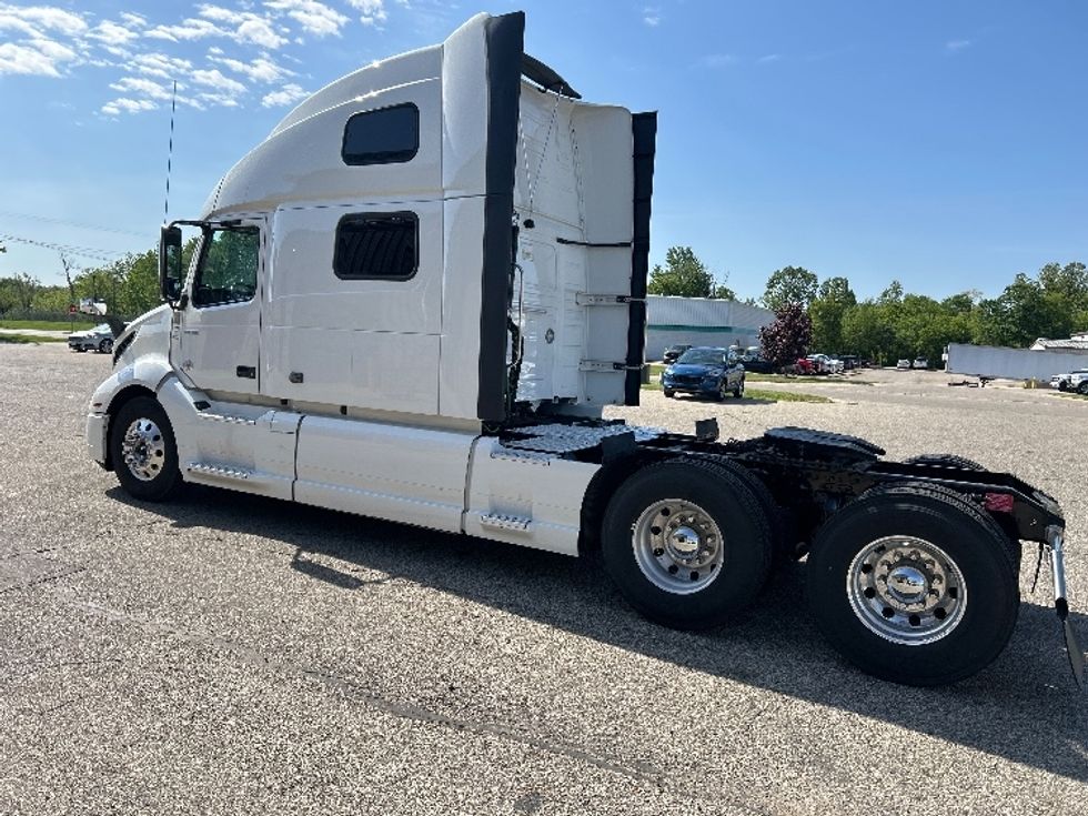 Sleeper Tractor-Heavy Duty Tractors-Volvo-2023-VNL64860-Lansing-MI-699,483\n\t\tmiles-$ 66,000 - Image 5