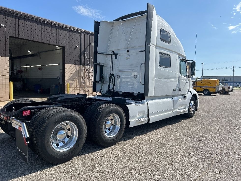 Sleeper Tractor-Heavy Duty Tractors-Volvo-2023-VNL64860-Lansing-MI-699,483\n\t\tmiles-$ 66,000 - Image 7