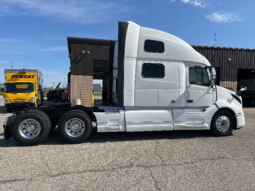 Sleeper Tractor-Heavy Duty Tractors-Volvo-2023-VNL64860-Lansing-MI-699,483\n\t\tmiles-$ 66,000 - Image 8