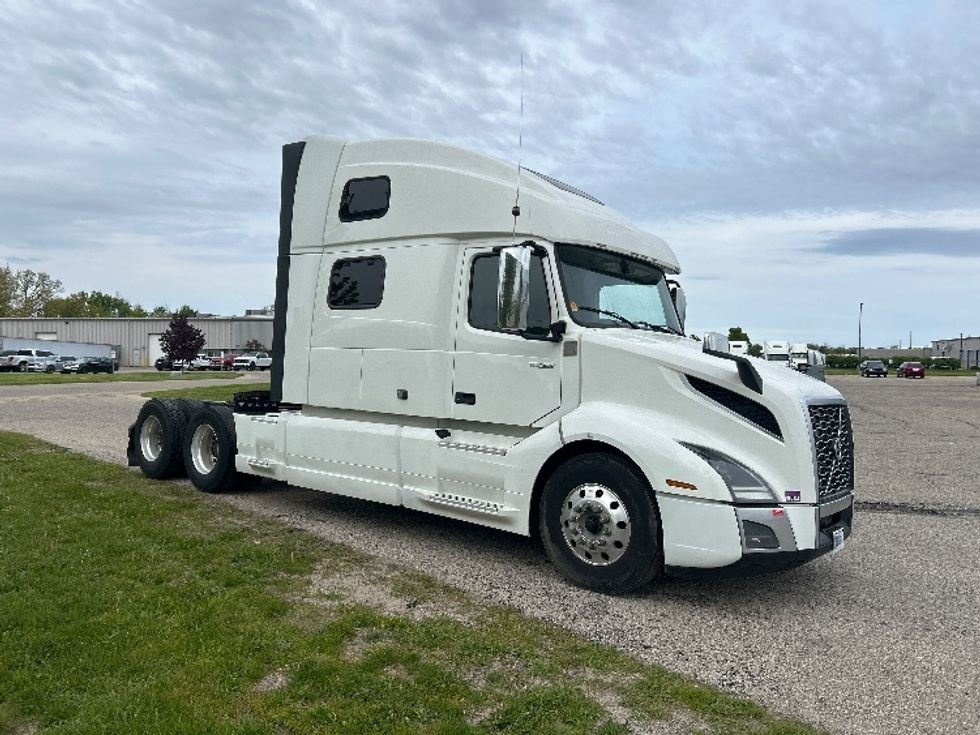 Sleeper Tractor-Heavy Duty Tractors-Volvo-2023-VNL64860-Lansing-MI-702,952\n\t\tmiles-$ 64,750 - Image 1