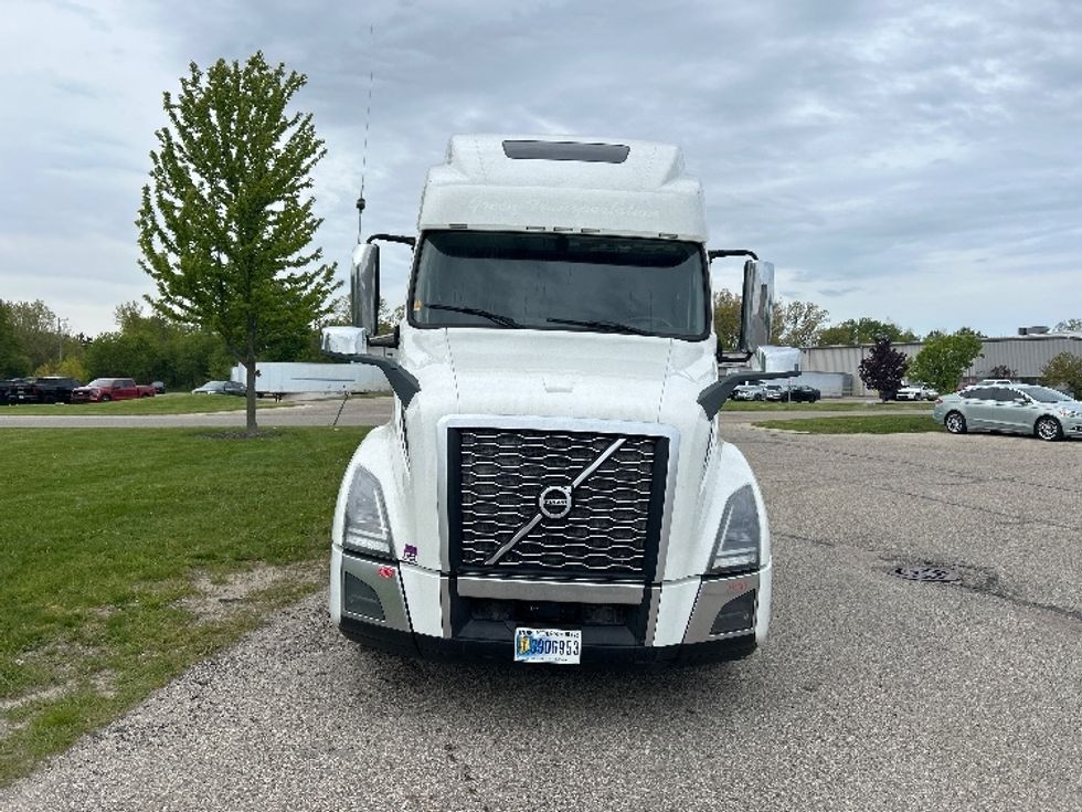 Sleeper Tractor-Heavy Duty Tractors-Volvo-2023-VNL64860-Lansing-MI-702,952\n\t\tmiles-$ 64,750 - Image 2
