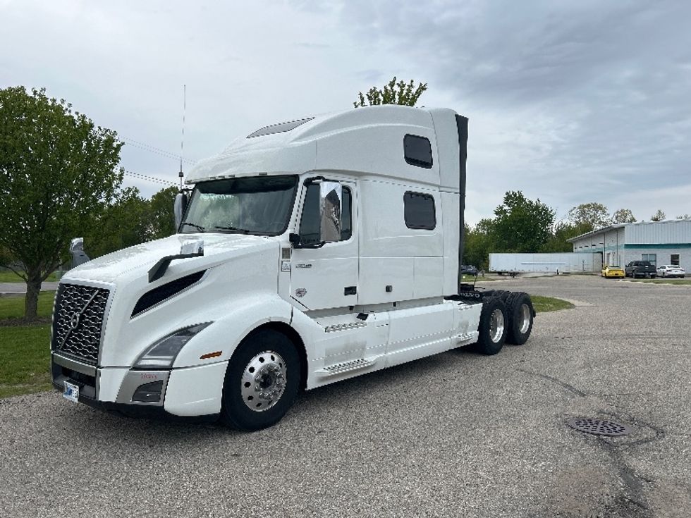 Sleeper Tractor-Heavy Duty Tractors-Volvo-2023-VNL64860-Lansing-MI-702,952\n\t\tmiles-$ 64,750 - Image 3