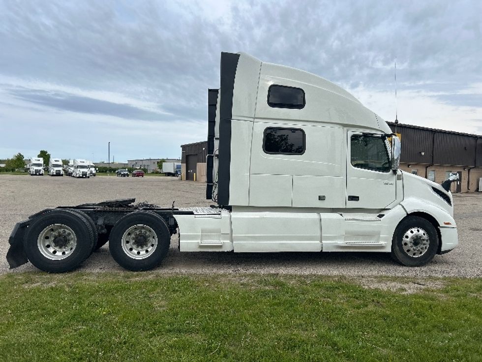 Sleeper Tractor-Heavy Duty Tractors-Volvo-2023-VNL64860-Lansing-MI-702,952\n\t\tmiles-$ 64,750 - Image 8