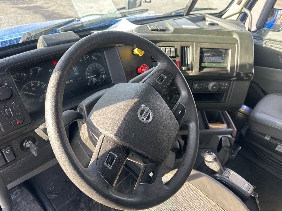 Sleeper Tractor-Heavy Duty Tractors-Volvo-2023-VNL64860-Las Vegas-NV-518,436\n\t\tmiles-$ 86,750 - Image 10