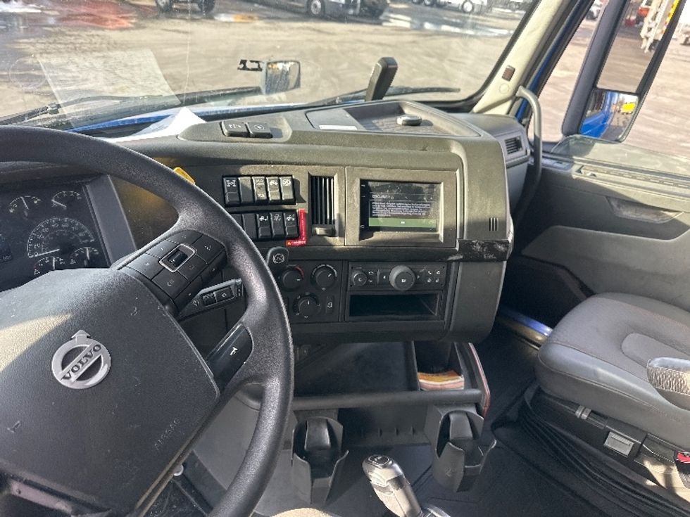 Sleeper Tractor-Heavy Duty Tractors-Volvo-2023-VNL64860-Las Vegas-NV-518,436\n\t\tmiles-$ 86,750 - Image 11