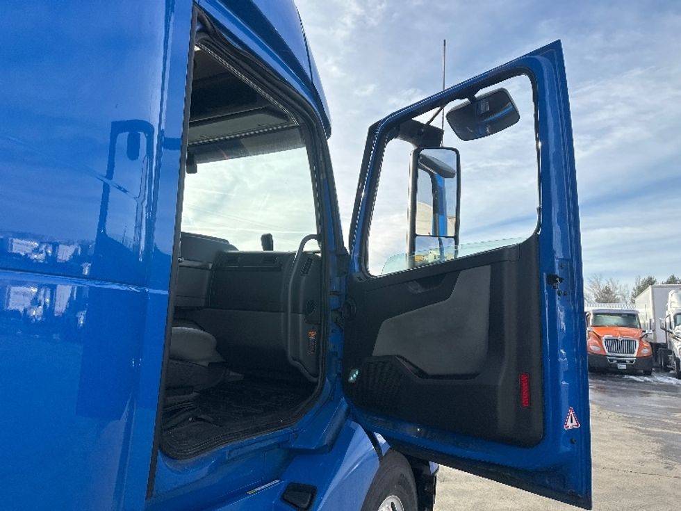 Sleeper Tractor-Heavy Duty Tractors-Volvo-2023-VNL64860-Las Vegas-NV-518,436\n\t\tmiles-$ 86,750 - Image 13