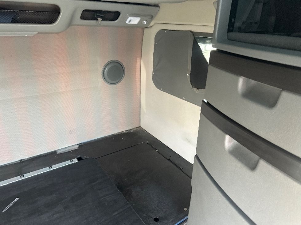 Sleeper Tractor-Heavy Duty Tractors-Volvo-2023-VNL64860-Las Vegas-NV-518,436\n\t\tmiles-$ 86,750 - Image 17