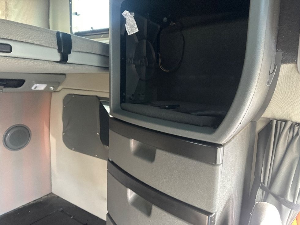 Sleeper Tractor-Heavy Duty Tractors-Volvo-2023-VNL64860-Las Vegas-NV-518,436\n\t\tmiles-$ 86,750 - Image 18