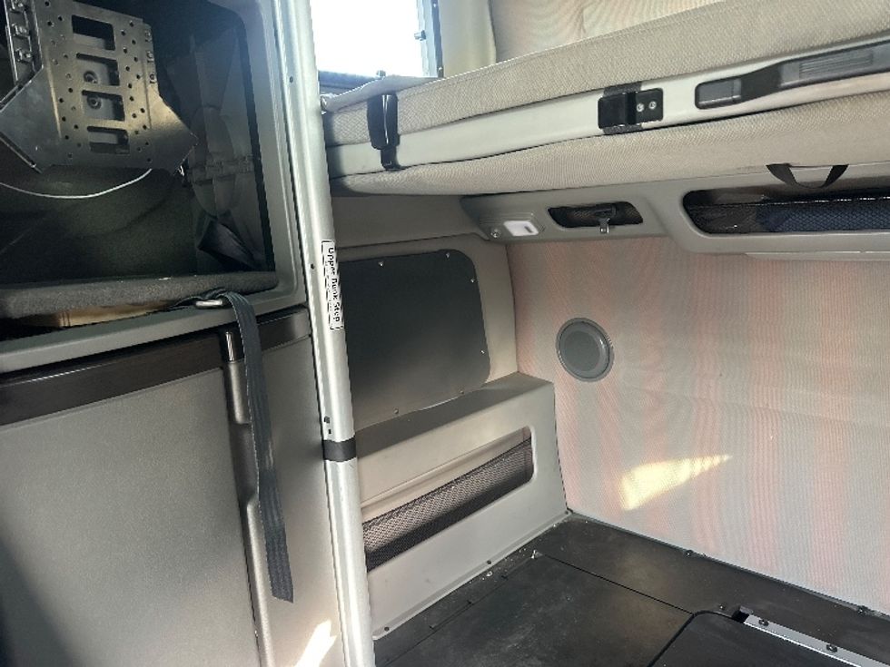 Sleeper Tractor-Heavy Duty Tractors-Volvo-2023-VNL64860-Las Vegas-NV-518,436\n\t\tmiles-$ 86,750 - Image 19