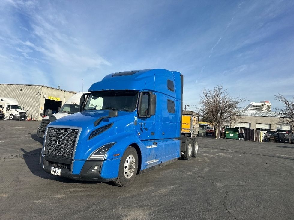 Sleeper Tractor-Heavy Duty Tractors-Volvo-2023-VNL64860-Las Vegas-NV-518,436\n\t\tmiles-$ 86,750 - Image 3