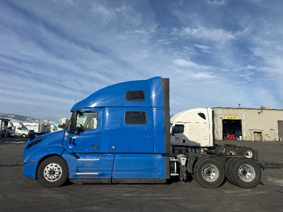 Sleeper Tractor-Heavy Duty Tractors-Volvo-2023-VNL64860-Las Vegas-NV-518,436\n\t\tmiles-$ 86,750 - Image 4