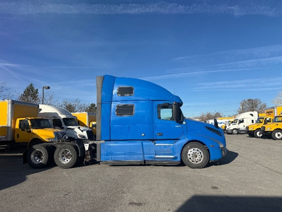 Sleeper Tractor-Heavy Duty Tractors-Volvo-2023-VNL64860-Las Vegas-NV-518,436\n\t\tmiles-$ 86,750 - Image 8