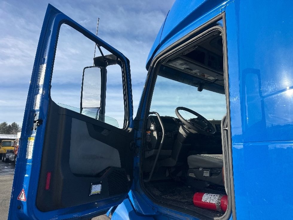 Sleeper Tractor-Heavy Duty Tractors-Volvo-2023-VNL64860-Las Vegas-NV-518,436\n\t\tmiles-$ 86,750 - Image 9