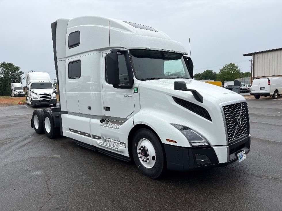 Sleeper Tractor-Heavy Duty Tractors-Volvo-2023-VNL64860-Mebane-NC-540,640\n\t\tmiles-$ 84,500 - Image 1