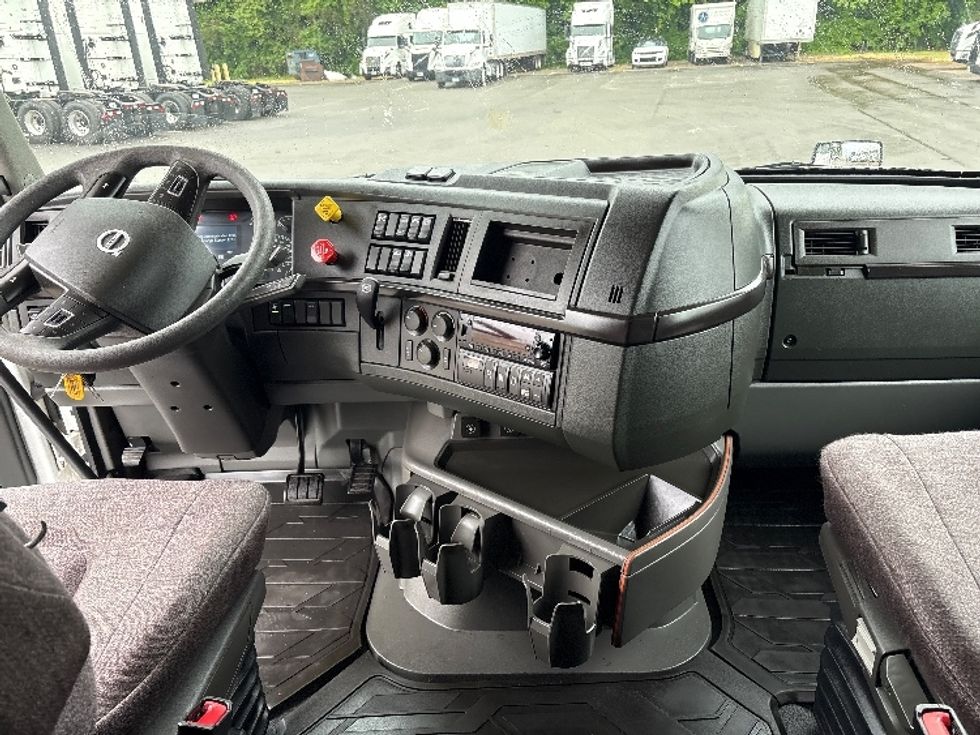 Sleeper Tractor-Heavy Duty Tractors-Volvo-2023-VNL64860-Mebane-NC-540,640\n\t\tmiles-$ 84,500 - Image 12