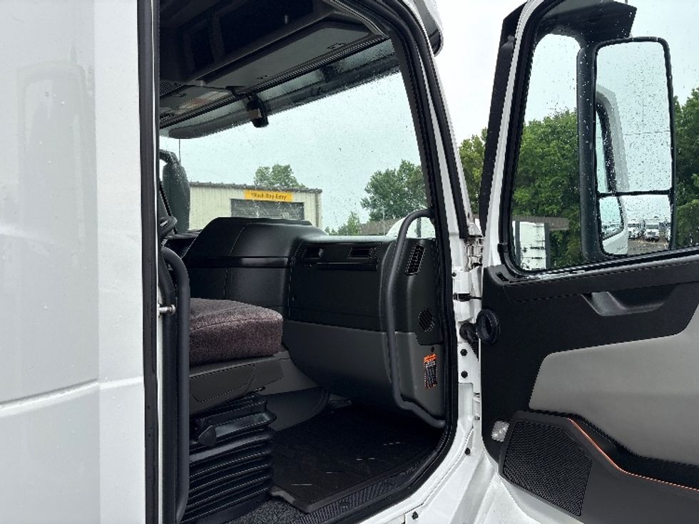 Sleeper Tractor-Heavy Duty Tractors-Volvo-2023-VNL64860-Mebane-NC-540,640\n\t\tmiles-$ 84,500 - Image 13